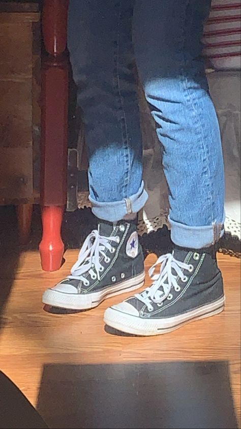 Cuffed Jeans And Converse, Converse Reference Photo, Converse Reference, Sandlot Aesthetic, Tenis Grunge, Retro Outfits 80s Style, All Star Aesthetic, Hannah Aesthetic, Converse Drawing