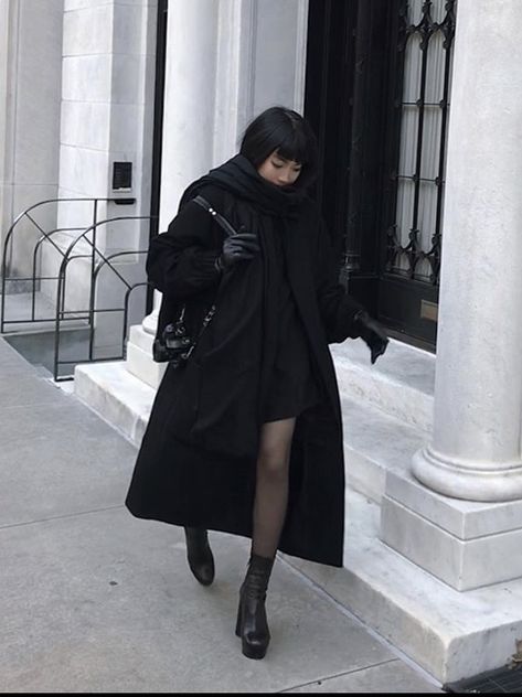 Winter Goth Outfits, Clean Goth, Goth Academia, Winter Goth, Corp Goth, Minimalist Goth, Pale Grunge, Soft Goth, Corporate Goth