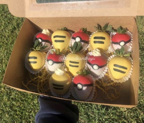 Pokemon Chocolate Covered Strawberries, Pokemon Strawberries, Anime Treats, Valentines Day Husband, Chocolate Business, Treat Making, Strawberry Ideas, Pokémon Birthday, Cartoon Birthday Cake