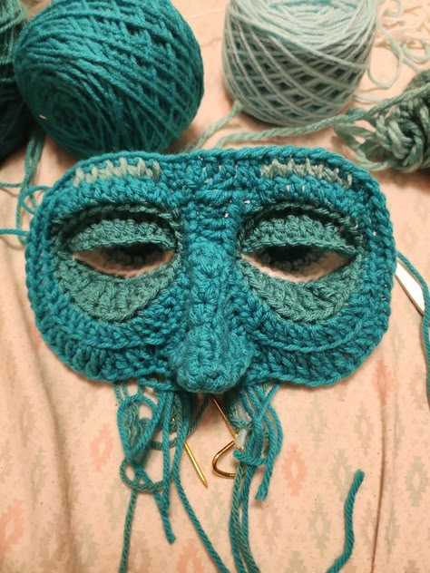 Freeform crochet, acrylic yarn. @king_crabigail on instagram. Go to my insta pls! Freeform Crochet Portrait, Cool Crochet Designs, Crochet Shrunken Head Free Pattern, Freeform Crochet Art, Crazy Crochet Ideas, Freeform Crochet Top, Trans Crochet, Freeform Crochet Patterns Free, Cursed Crochet