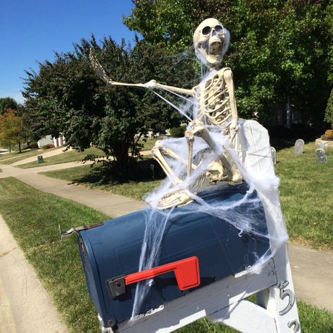 Skeleton mailbox halloween decoration Outdoor Halloween Decor, Halloween Outside, Halloween Decor Ideas, Fairy Halloween Costumes, Mailbox Decor, Adornos Halloween, Halloween Activities For Kids, Halloween Yard Decorations, Halloween Porch