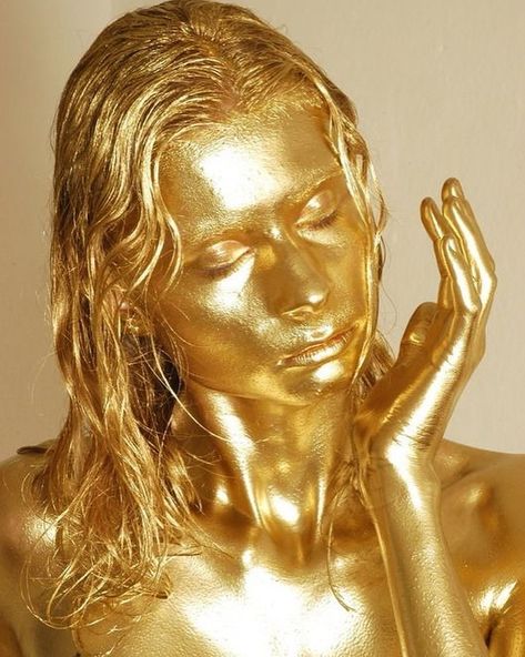 Gold #bodyart #bodypaint #goldpaint #gold #bodypainting #artoftheday #artofinstagram #artinspiration #fashion Paintings Tumblr, James Bond Party, Look Festival, Richard Wagner, Gold Bodies, Gold Paint, Body Painting, Glow In The Dark, Body Art