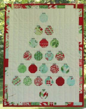 Quick Christmas Quilt Patterns, Christmas Bauble Quilt, Free Christmas Tree Quilt Pattern, Christmas Tree Quilt Block Free Pattern, Christmas Quilt Blocks Free Pattern, Christmas Tree Quilt Pattern, Modern Christmas Quilt, Seasonal Quilts, Tree Quilt Pattern