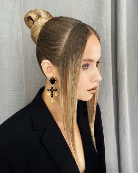 Versace Hairstyle, Editorial Hairstyles, Makeup Concert, Balayage Straight Hair, Virtual Hairstyles, Quick Natural Hair Styles, Editorial Hair, Edgy Hair, Holiday Hairstyles