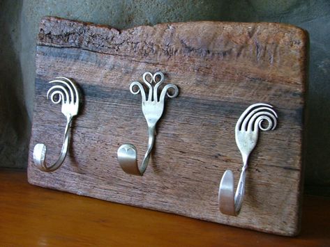 Coat rack made from creatively bent forks - brilliant! @MaryBeth Wheat @Ariel Russell  This is what we all need. :) Recycled Silverware, Fork Art, Silverware Crafts, Silverware Art, Recycled Projects, Recycled Crafts, Diy Projects To Try, Diy Wall, Forks