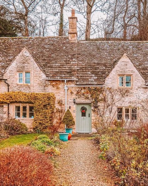 A World Beyond Doors♡Windows (@alluring_windoors) • Fotos e vídeos do Instagram English Cottages, English Cottage, A World, Doors, Cottage, House Styles, Instagram, Home Decor, Home Décor