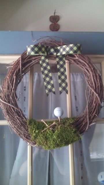 Golf wreath Golf Themed Wreaths, Wreaths Front Doors, Golf Wreath, Themed Wreaths, Happy Gilmore, Doors Diy, Ball Wreath, Golf Party, Golf Theme