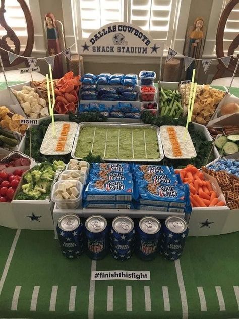 Host Superbowl Party, Nfl Theme Party, Football Food Stadium, Football Birthday Party Food, Cowboy Snacks, Football Themed Snacks, Super Bowl Party Food Ideas, Stadium Food, Birthday Party Food Ideas