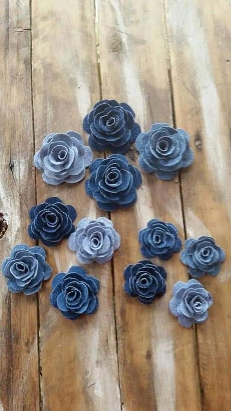 Återvinna Jeans, Tas Denim, Flower Cake Decorations, Country Wedding Flowers, Diy Flores, Fleurs Diy, Blue Jeans Crafts, Flowers Purple, Denim Flowers