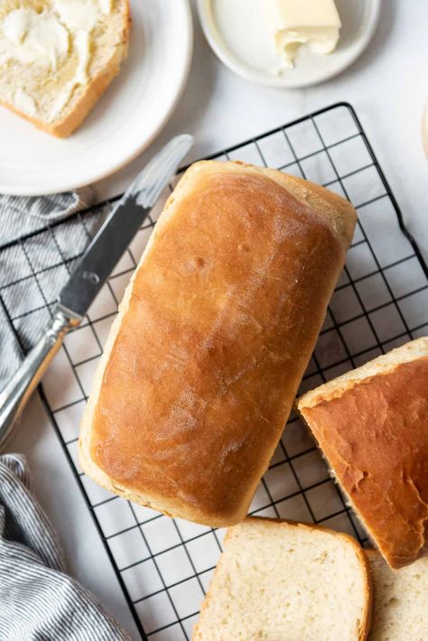 This easy Amish White Bread recipe makes a slightly sweet, soft & tender loaf that so much much better and fresher than picking up a loaf of bread at the store. It's the perfect homemade bread for sandwiches, toast, or just eaten piping hot from the oven slathered with butter and honey or jam! #bread #homemade #sandwich #white #Amish #best #easy #beginner #yeast #amishwhitebread Long Loaf Bread Recipes, Amish White Bread Recipe, Honey White Bread, Jam Bread, Bread For Sandwiches, Loaf Bread Recipe, Amish White Bread, Amish Bread, Sandwich Loaf