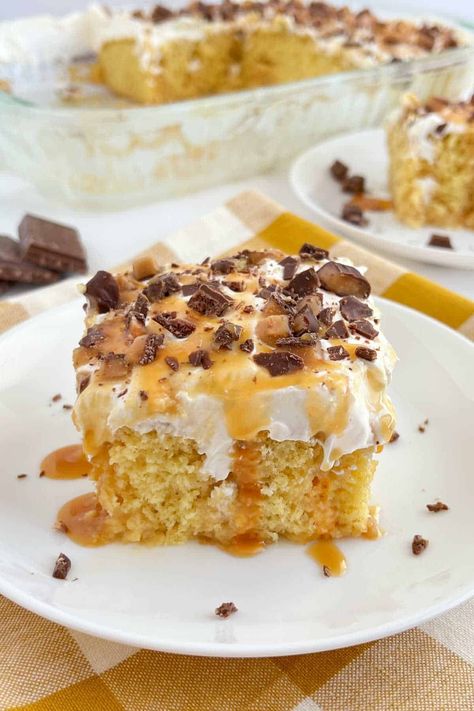 This delicious Heath Bar Cake is an easy poke cake recipe infused with sweetened condensed milk and caramel and topped with Cool Whip and toffee candy bits. The perfect dessert for any occasion! Heath Bar Cake Recipe, Strawberry Jello Poke Cake, Heath Cake, Easy Poke Cake, Heath Bar Cake, Toffee Bar, Chocolate Toffee Bars, Candy Bar Cake, Heath Bar