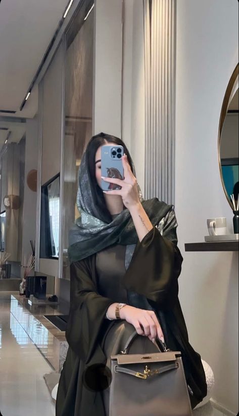 Abaya Picture Poses, Classy Abaya Outfit, Outfit Arabic Style, Arabian Women Fashion, Arabic Beauty Women, Abaya Photography, Khaliji Style, Arab Lifestyle, Khaleeji Abaya