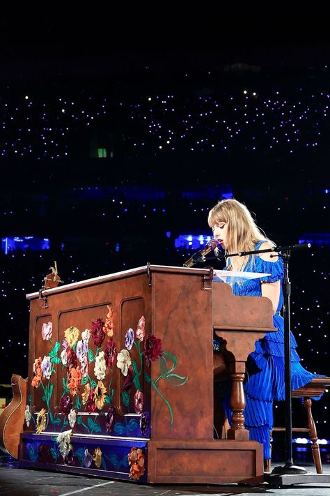 Eras Tour Taylor Swift Wallpaper, Eras Tour Piano, Holiday Art Projects, Eras Tour Taylor Swift, Eras Tour Taylor, Piano Art, Taylor Swift The Eras Tour, Stadium Tour, Taylor Swift Album