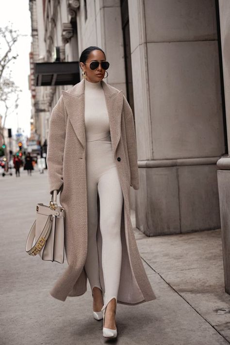 Elegant Winter Outfits Plus Size, Luxury Casual Outfit Women, Knit Coat Outfit, Cream Coat Outfit, Cream Long Coat, Elegant Fall Outfits, Ivory Outfit, How To Wear A Blanket Scarf, Long Coat Outfit