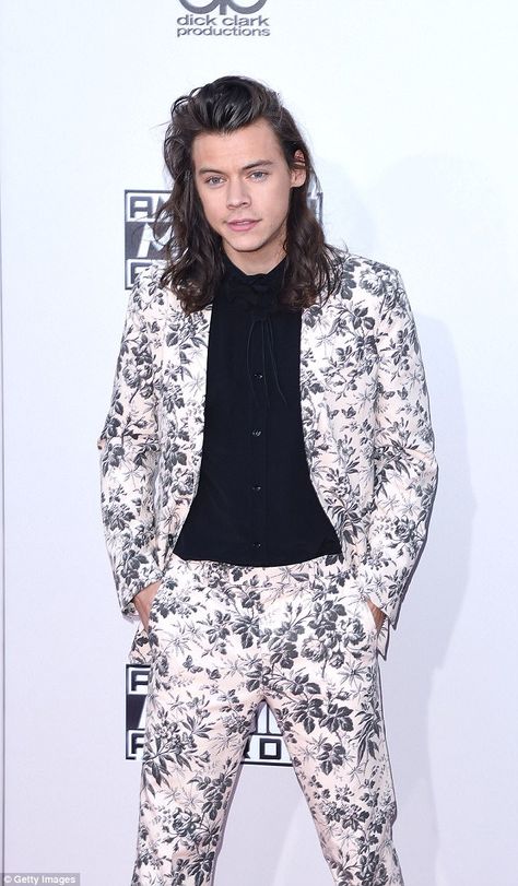 Harry Styles Suits, Harry Styles Gucci, Harry Styles Long Hair, Harry Styles 2015, Harry Outfits, Harry Styles Photoshoot, Floral Suit, Harry Styles Gif, Harry Styles Outfit