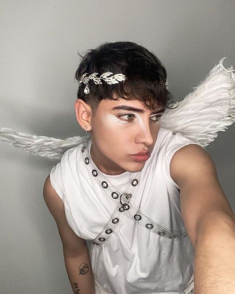 Halloween Male Outfits, Angel Costume Makeup Glitter, Angel Costume Men Halloween, Dark Angel Makeup Men, Angel Costume Aesthetic Men, Dark Angel Aesthetic Costume, Men’s Angel Costume, Angel Male Costume, Guy Angel Costume