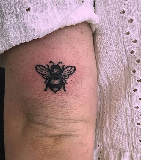 American Traditional Bumble Bee Tattoo, Traditional Bee Tattoo Black, Trad Bee Tattoo, Traditional Bumble Bee Tattoo, Bee Tattoo Traditional, Black Bee Tattoo, American Traditional Bee Tattoo, Traditional Bee Tattoo, Vintage Bee Tattoo