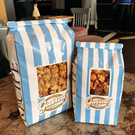 Garrets Popcorn, Eco Friendly Restaurant, Takeaway Packaging Design, Takeout Packaging, Popcorn Store, Garrett Popcorn, Popcorn Brands, Bar Restaurant Design, Popcorn Packaging