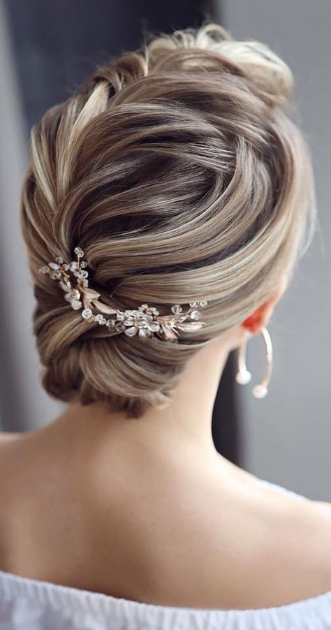 Brunette Updo Wedding, Hairstyles Wedding Updo, Updo Hairstyles Wedding, Messy Wedding Updo, Bride Hair Styles, Bridal Updo Hairstyles, Groom Hair Styles, Fizzy Hair, Brunette Updo