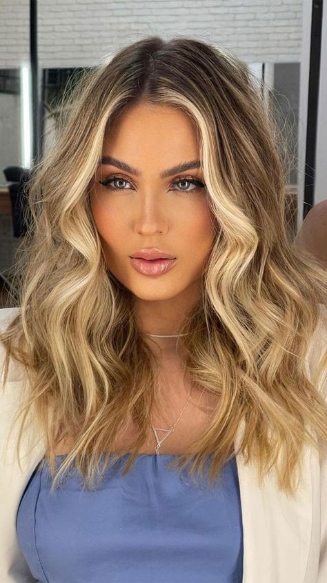 beach blonde, blonde face framing highlights, blonde face framing balayage hightlights Balayage Face Framing, Blonde Face Framing, Balayage Hair Ideas, Blonde Foils, Warm Blonde Hair, Hair Foils, Highlights Ideas, Short Brown Hair, Dirty Blonde Hair