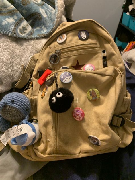 Decorated School Bag, Bagpack Decorating Ideas, Decorated Backpack Aesthetic, Cute Backpacks Aesthetic, Backpack Decoration Ideas, Aesthetic School Bag, Mochila Aesthetic, Decorated Backpack, Backpacks Aesthetic