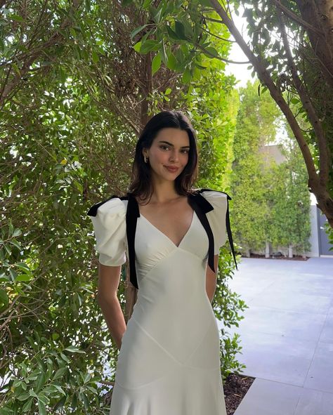 Kendall and Sofia Wore Spring's Chic Black and White Dress Trend | Who What Wear UK Kendall Jenner Summer Dress, Kendall White Outfit, Kendall Jenner Off White, Kendall Jenner White Dress, Kendall Jenner In Black Dress, Kendall Jenner In White Dress, Kendall Jenner Lace Dress, Kendall White, Draping Skirt