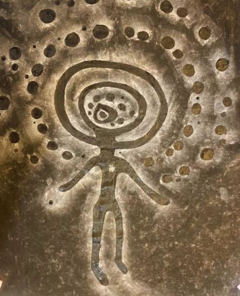 The Sun-Headed Deity of Tamgaly, located in Kazakhstan's UNESCO World Heritage site, Tamgaly Gorge, is a 3,400-year-old Bronze Age petroglyph. ● Hermesthealchemist HD on Instagram: "The image above depicts an intriguing petroglyph that resonates deeply with the symbolic language of alchemy. Petroglyphs, ancient carvings on rock surfaces, often carry profound meanings and serve as gateways to understanding the esoteric knowledge of our ancestors. ● Analysis of the Symbol. At the center of the petroglyph, we see a humanoid figure, simplistic in form yet rich in implication. This figure  is surrounded by concentric circles, reminiscent of the alchemical symbol for gold (the perfection of matter and spirit) or the philosopher's stone (the ultimate goal of alchemy). Philosophers Stone Alchemy, Petroglyphs Symbols, Viking Petroglyph, Celtic Petroglyphs, Utah Petroglyphs, European Petroglyphs, Petroglyphs Art, Philosophers Stone, Alchemic Symbols