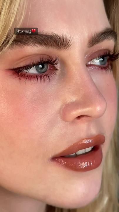 Simple Burgundy Makeup, Makeup Ideas Hazel Eyes, Hazel Eyes Makeup Looks, Makeup Looks Hazel Eyes, Red Waterline Makeup, Best Eyeshadow For Hazel Eyes, Makeup Rojo, Makeup Hazel Eyes, Hazel Eyes Makeup