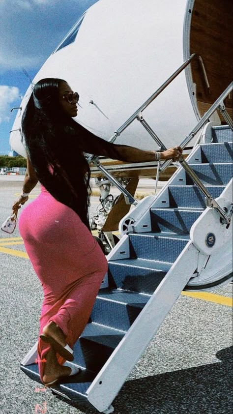 Dess Dior getting on a Jet Dess Dior Aesthetic, Jet Plane Aesthetic, Dess Dior Hairstyles, Rich Baddie Aesthetic, Baddie Aesthetic Instagram, Dess Dior Outfits, Instagram Baddie Outfit, Rich Baddie, Baddie Lifestyle