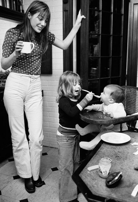 10 Rare Photographs Of Jane Birkin Relaxing At Home | British Vogue Style Jane Birkin, Kate Barry, Jane Birkin Style, Louis Garrel, Jean Shrimpton, Very Important Person, Francoise Hardy, 60s And 70s Fashion, Lou Doillon