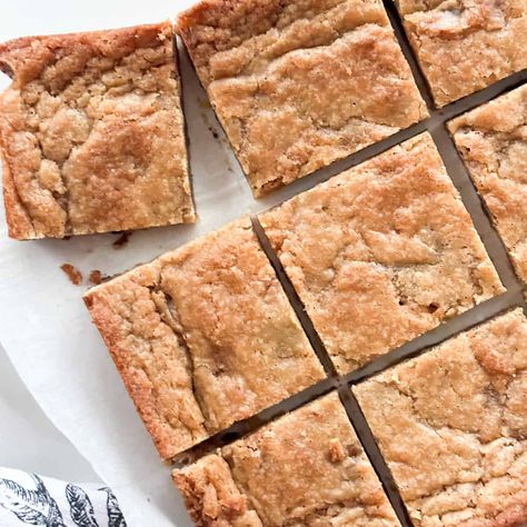 These sourdough blondies are a decadent and delicious way to use your sourdough discard. They are gooey, rich and perfectly sweet. Sourdough Blondies, Strawberry Cinnamon Rolls, Sourdough Starter Discard Recipe, Chocolate Chip Blondies, Thumbprint Cookies Recipe, Buttery Shortbread Cookies, Pumpkin Cinnamon Rolls, Holiday Cookie Exchange, Sour Dough