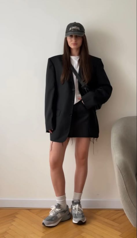 Black Skirt Black Blazer Outfit, Black Jeans Mini Skirt Outfit, Miniskirt And Sneakers Outfit, White Shirt Mini Skirt, Skirts With Oversized Shirts, Black Mini Skirt And Blazer Outfit, Oversized Black Blazer Outfit Casual, Oversized Blazer Skirt Outfit, Black Blazer Skirt Outfit