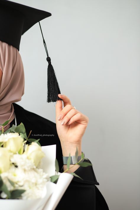 Convocation Idea Pose, Convocation Poses Idea, Post Graduation Pictures, Best Graduation Poses, Faceless Graduation Photos, Graduation Posing Ideas, Convo Pose Ideas, Graduation Pictures Hijab, Convocation Poses