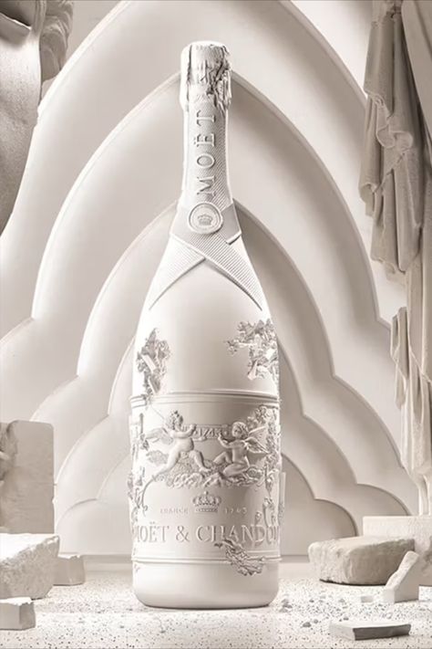 To celebrate its 280th anniversary, champagne house Moët & Chandon has collaborated with artist Daniel Arsham to release a limited bottle of bubbly as part of the brand’s inaugural Collection Impériale Création No. 1. Champagne Bottle Design, Champagne Label Design, Champagne Chandon, Champaign Bottle, Champagne Packaging, Paradise Drink, Wine Bottle Packaging, Champagne Design, Champagne Moet