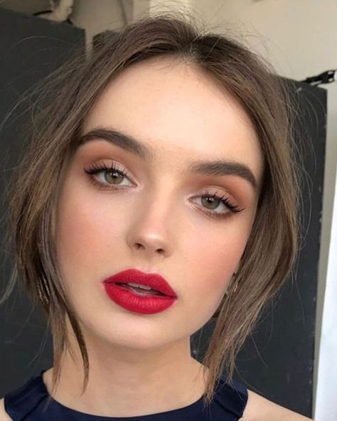 Consigue el perfecto working look Belleza - EL CORTE INGLÉS Makeup Bibir, Airbrush Make Up, Soft Eye Makeup, Mekap Mata, Natural Glam Makeup, Smoky Eyeshadow, Makeup 2018, Holiday Makeup Looks, Make Up Inspiration