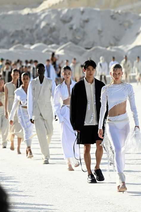 Modeling Runway, Jacquemus Editorial Fashion Photography, Jaquemus2020 Runway, Jacquemus Fashion Show, Salt Plains, Jacquemus Fashion, Runway Aesthetic, Jacquemus Spring Summer 2022, Jacquemus 24/24