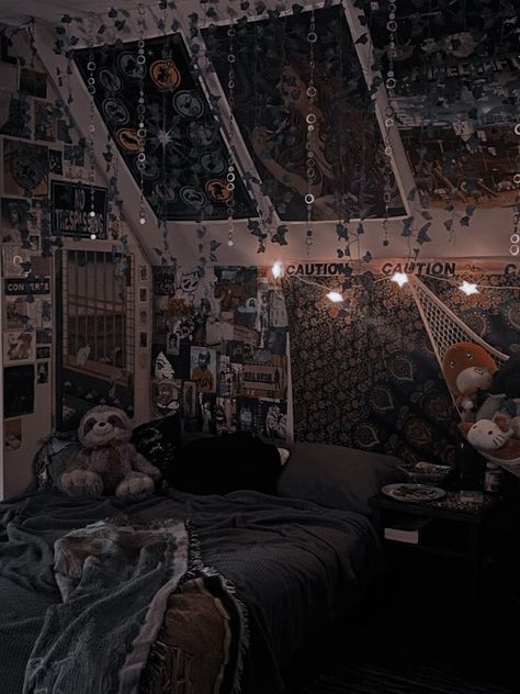 Room decoration Room Ideas Aesthetic Grunge Dark, Room Aesthetics Dark, Bed Rooms Ideas Aesthetic Dark, Rock Aesthetic Bedroom, Dystopian Bedroom Aesthetic, Dark Asthetics Rooms, Grudge Aesthetics Bedroom, Room Ideas Aesthetic Grunge Edgy, Grunge Bedroom Aesthetic Dark