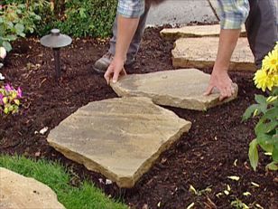 Flagstone Garden Ideas, Path Backyard, Flagstone Garden, Backyard Path, Paver Ideas, Flagstone Pathway, Stepping Stone Walkways, Stone Garden Paths, Flagstone Walkway