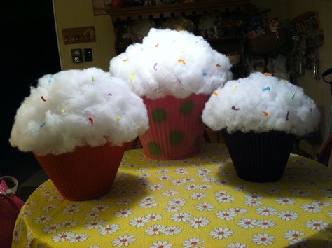 Giant cupcakes I made for my Granddaughters birthday party, spray paint an old lampshade, turn it upside down, fill with newspaper, spread polyfill over the top & sprinkle with colorful bits of craft foam. Huge Cupcake, Willy Wonka Party, Candy Land Birthday Party, Candy Land Christmas Decorations Diy, Candyland Birthday, Candy Land Christmas Decorations Outdoor, Candyland Party, Christmas Float Ideas, Candy Theme