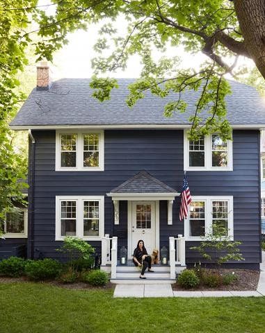 Design editor Michelle Adams puts down Midwest roots by creating the seaside home of her dreams—minus the water. For more details, see our story. Small Colonial House, Small Colonial, Michigan Cottage, Colonial House Exteriors, Black Houses, Colonial Exterior, Shingle Exterior, Midwest Living, Ideas For Decorating