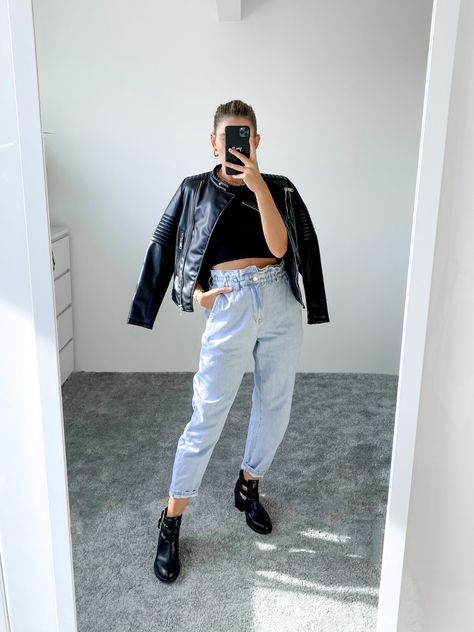 Paper Bag Denim Pants Outfit, Paperbag Black Pants Outfit, Paperbag Pants Boots, Black Paperbag Jeans Outfit, Zara Paperbag Jeans Outfit, Paperbag Jeans Outfit Winter, Baggy Paperbag Jeans Outfit, Paper Bag Jeans Outfit, Paperbag Jeans Outfit