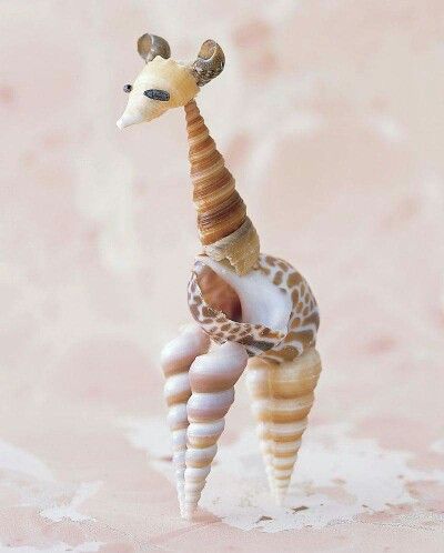 Seashell giraffe Seashell Crafts Kids, Shell Animals, Sea Shells Diy, Seashell Projects, Art Coquillage, Shells Diy, Shell Crafts Diy, Sea Crafts, Fun Christmas Crafts