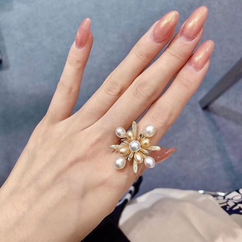 Annie Case on Instagram: “Beautiful design  White and golden south sea Keshi pearl ring . 18K gold + diamond 💎 . . . . . . HYL19092011550…” Fine Pearl Jewelry, Diamond Tops, Keshi Pearls, South Seas, Pearl Ring, Tiffany & Co., Pearl Jewelry, Diamond Rings, Gold Diamond