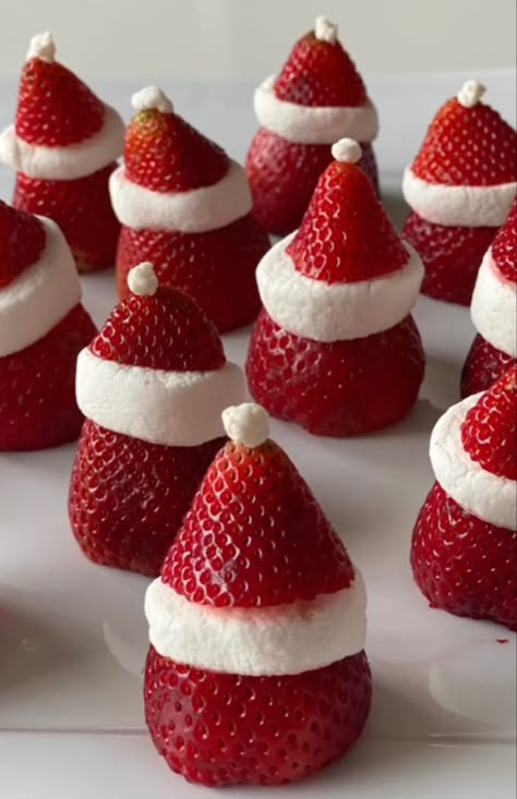 Christmas Fruit Snacks, Marshmallow Santa, Christmas Eve Menu Ideas, Christmas Strawberries, Marshmallow Christmas, Strawberry Christmas, Salads For Kids, Strawberry Santas, Christmas Strawberry