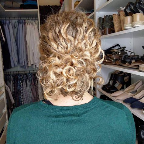 Curly Hair Updo Tutorial: Corporate Curly Chignon via @curlmagazine Curly Hair Simple Updo, Curly Hair Updo Easy, Curly Hair Updo Easy Natural Curls, Curly Hair Updo Tutorial, Pretty Curly Hair, Curly Chignon, Updo Easy, Chignon Updo, Curly Hair Overnight