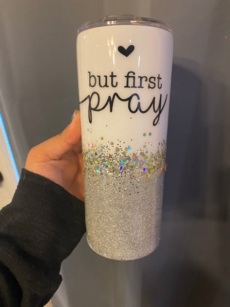 Inspirational Tumbler Cups, Homemade Tumbler Cups, Cool Epoxy Tumblers, Tumbler Pattern Design, Tumbler Vinyl Ideas Design, Cup Making Ideas, Tumbler Cups For Moms, Glitter Coffee Tumbler, Tumbler Cup Saying Ideas