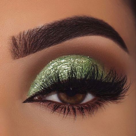 Brown And Green Eyeshadow, Green Eye Shadow Looks, Saint Patricks Day Makeup, Green Eyeshadow Look, Day Eye Makeup, Eyeshadow Ideas, Day Makeup Looks, Christmas Makeup Look, Work Makeup