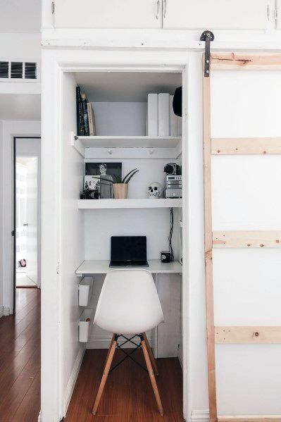 Un bureau petit gabarit dans un placard Small Closet Redo, Closet Turned Office, Cloffice Ideas, Closet Office Organization, Closet Desk, Home Office Closet, Small Workspace, Corporate Office Design, Small Space Office