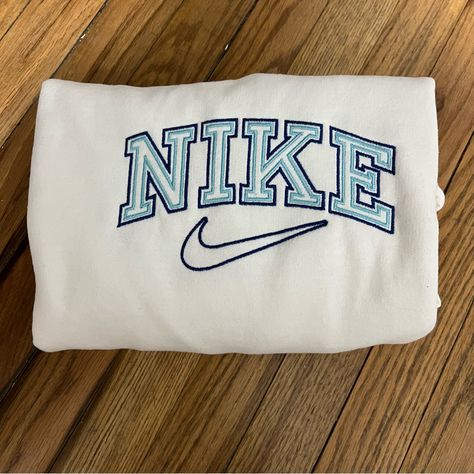 *Please Allow Up To A Week For Your Order To Be Shipped Due To Increased Demand And Because These Items Are Handmade* This Is A Made-To-Order “Nike Spellout” Design Embroidered On A White Gildan Heavy Blend Crewneck Sweatshirt. The Photos Are Of One I Made Myself So It Will Look Exactly Like That! Available In Sizes S-Xxl! The Sizing Is Unisex And Fits True To Size. I Also Do Custom Embroidery Orders Feel Free To Message Me Here For More Information! Thank You For Checking Out My Listing, And Le Nike Hoodie Outfit, Nike Embroidery, Nike Signs, Custom Crewneck Sweatshirts, Cute Nike Outfits, Navy Blue Sweatshirt, Cute Shirt Designs, Blue Crewneck, Comfortable Sweater