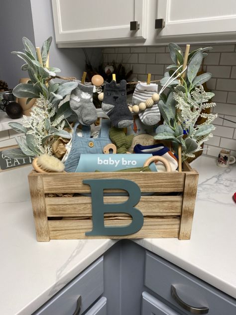 Bassinet Gift Basket Shower Ideas, Western Baby Gift Basket, Cute Baby Gifts For Boys, Baby Shower Boy Gifts Basket, Boho Gift Basket Ideas, Cute Baby Baskets Gift Ideas, Baby Crate Gift Ideas Boy, Baby Boy Gifts Basket, Baby Shower Gift For Boys